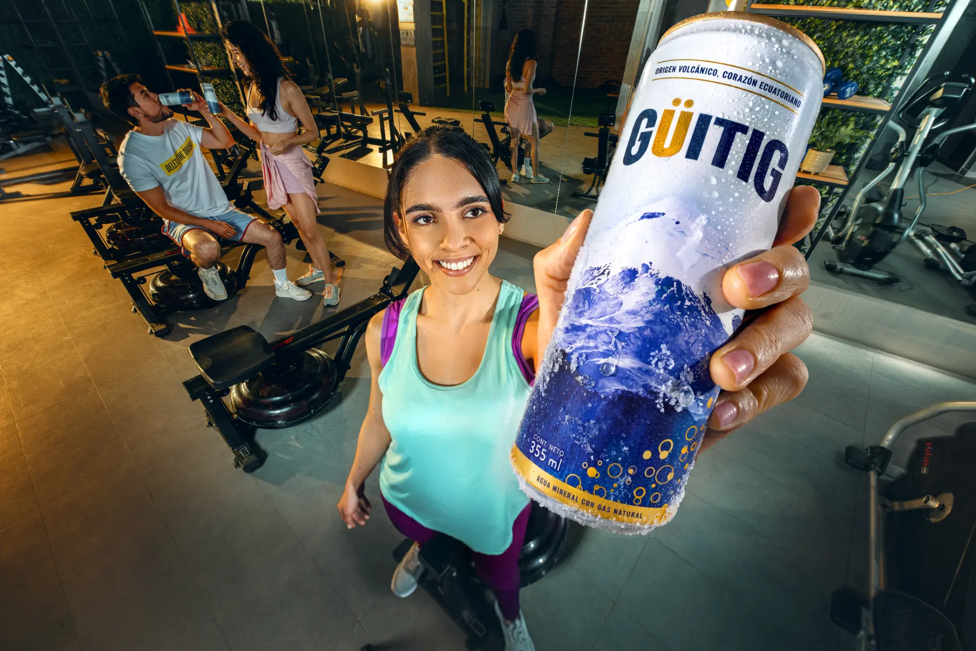 Persona con una lata de Güitig después de entrenar